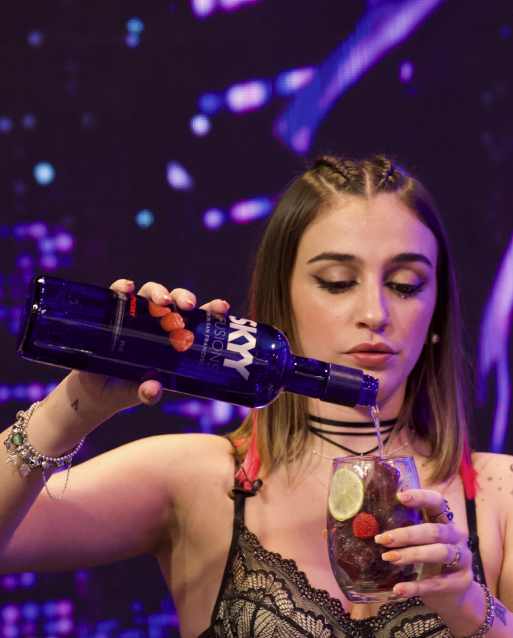 Domi sirviendo un SKYY